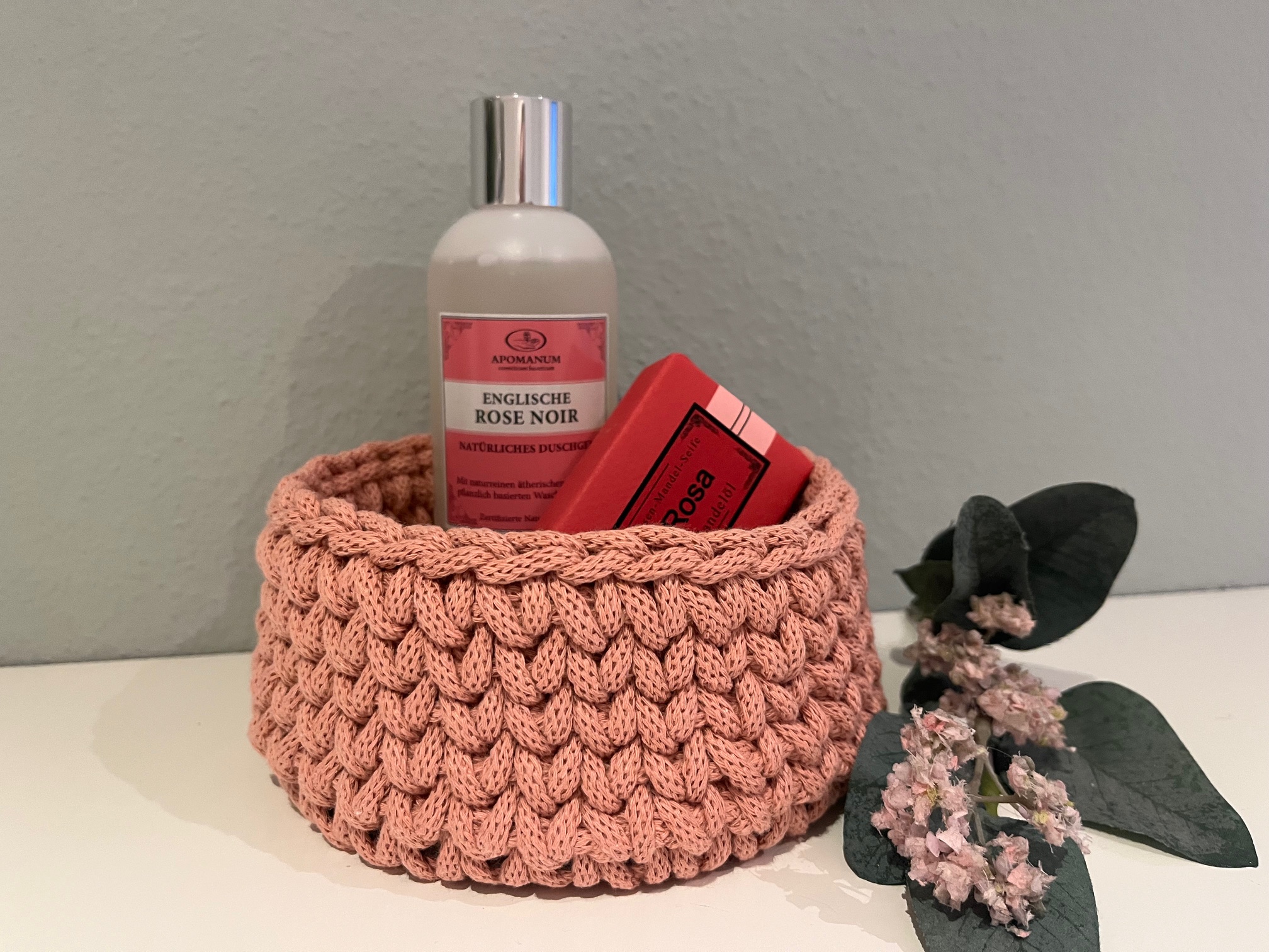 Geschenk-Häkelkorb (in 4 Farben) mit Duschgel & Seife (nach Wahl)